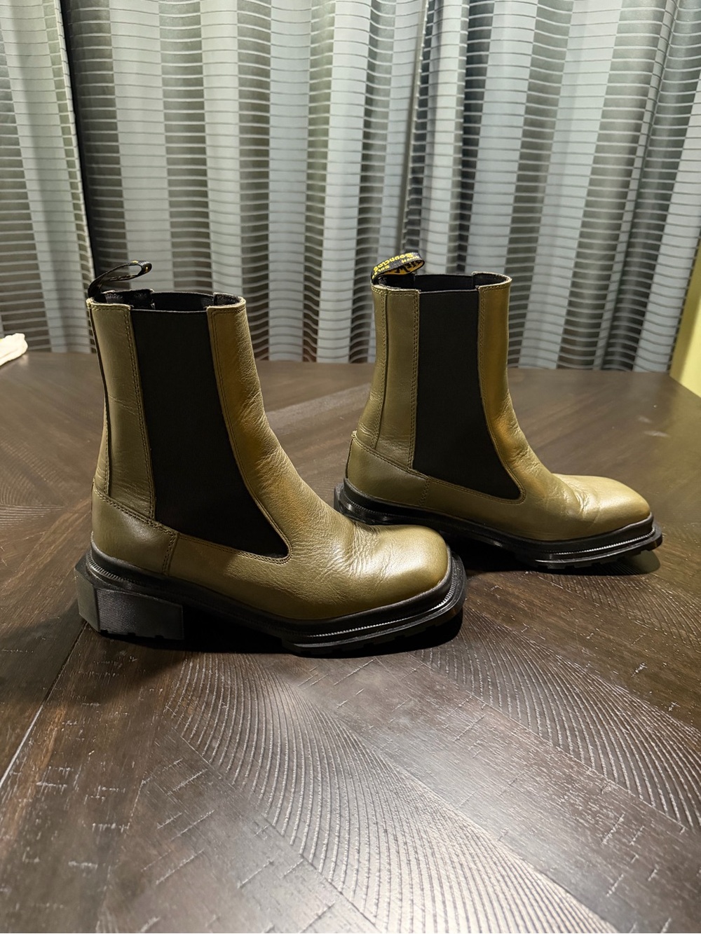 NWOT Women’s DR Martens boots